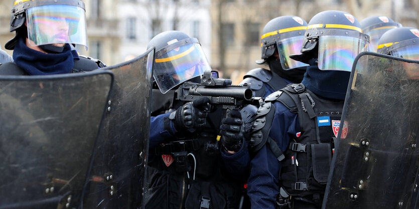 Polizist schießt auf Demonstranten