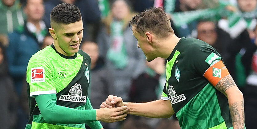 Milot Rashica und Max Kruse beim Shakehands