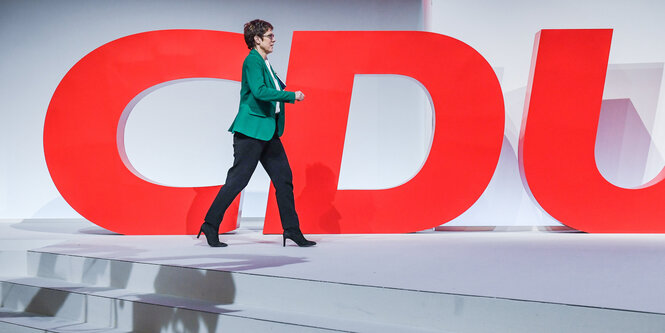 Kramp-Karrenbauer vor den mannshohen Buchstaben CDU