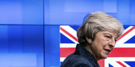 Die britische Premierministerin Theresa May steht vor einer brittischen Flagge