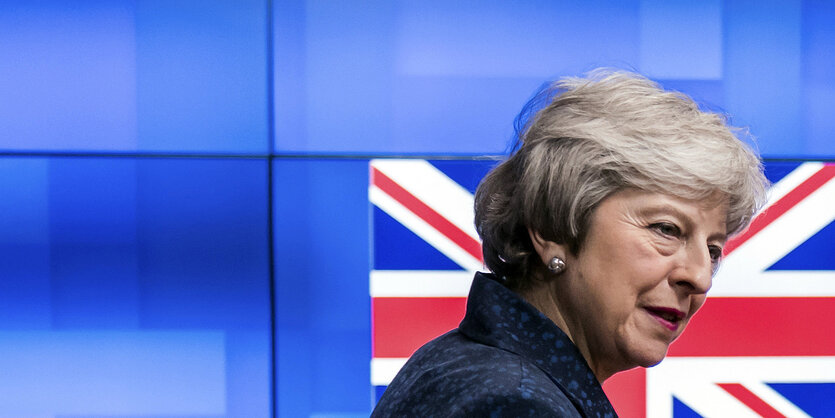 Die britische Premierministerin Theresa May steht vor einer brittischen Flagge