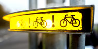Soll Rechtsabbieger in Garbsen warnen: Gelbes Licht, Fahrräder und Ausrufezeichen