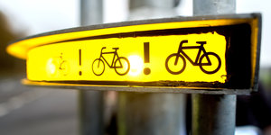 Soll Rechtsabbieger in Garbsen warnen: Gelbes Licht, Fahrräder und Ausrufezeichen