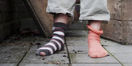 Kinderfüße mit zwei unterschiedlichen Socken