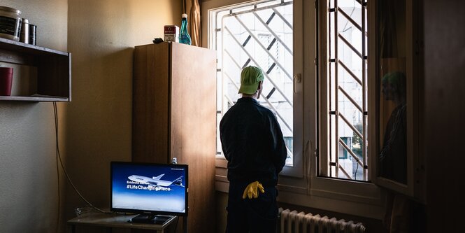 Häftling steht am Fenster seiner Zelle in der JVA Plötzensee