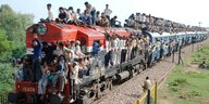 Ein vollgepackter Zug in Indien