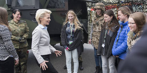 Verteidigungsministerin Ursula von der Leyen (CDU) begrüßt Schülerinnen, die am Girls Day im Verteidigungsministerium teilnehmen und sich dort Ausruestung, Tarnschminke und Fahrzeuge ansehen
