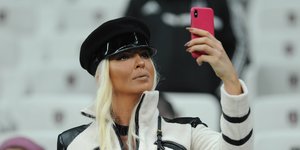 Jelena Karleuša macht ein Selfie mit ihrer Handykamera