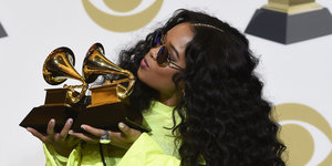 Eine Frau küsst einen Grammy