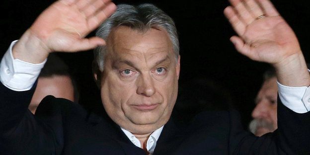 Ungarns Regierungschef Viktor Orbán winkt seinen Unterstützern zu
