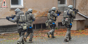Beamte des Spezialeinsatzkommandos (SEK) nehmen an einer Anti-Terror-Übung im brandenburgischen Bernau teil