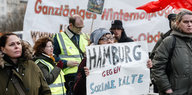 Eine Frau hält ein Transparent mit der Aufschrift "Hamburg gegen soziale Kälte".