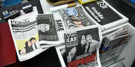Verschiedene Zeitungen liegen nebeneinander, alle zeigen Jan Kuciak