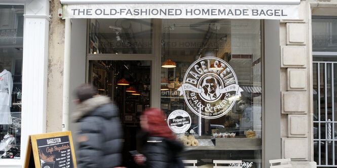 Eine Filiale der Bäckerei Bagelstein in Paris, die Ziel einer antisemitischen Schmiererei wurde