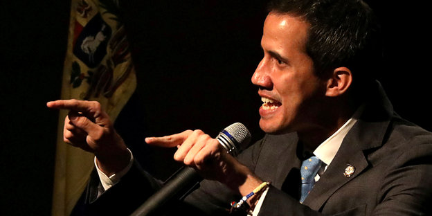 Juan Guaido spricht in ein Mikrofon