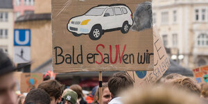 Schülermenge, Plakat mit der Aufschrift "Bald erSaUVen wir" wird hochgehalten