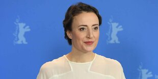 Die Schauspielerin Maren Egger posiert auf der Berlinale vor blauer Wand für die Fotografen