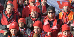 Beschäftigte der Textilindustrie stehen in einer Gruppe bei einer Demonstration