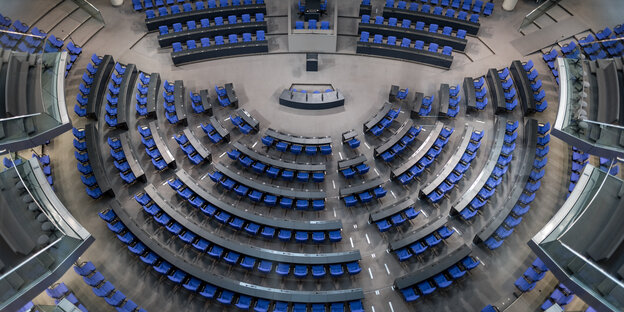 Ein Blick von oben in den leeren Plenarsaal des Bundestages