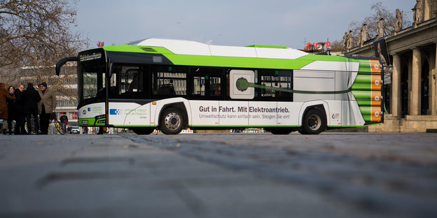 Ein weiß-grüner Elektrobus der Hannoveraner Verkehrsbetriebe