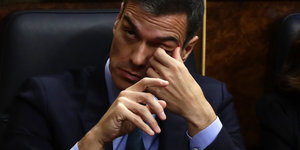 Spaniens Premier Pedro Sánchez reibt sich die Augen