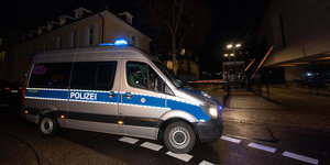 polizeibus steht nachts auf straße