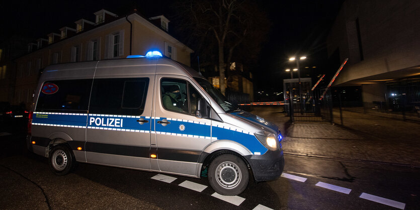 polizeibus steht nachts auf straße