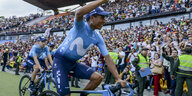 Der kolumbianische Radsportprofi Nairo Quintana sitzt auf einem Fahrad und winkt Fans auf einer Tribüne bei der Tour Colombia zu