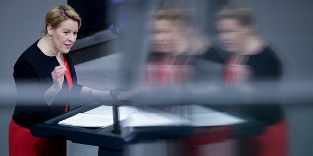 Franziska Giffey, Bundesministerin für Familie, Senioren, Frauen und Jugend steht am Rednerpult