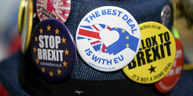 Ein Hut mit vielen Buttons zum Brexit