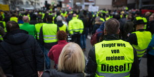 Menschenmenge mit gelben Warnwesten