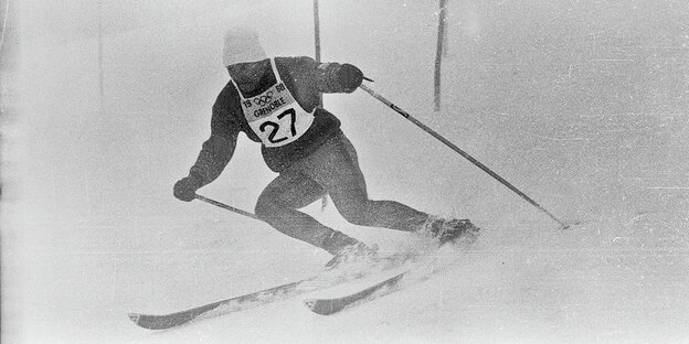 Schwarz-weiß-Bild eines Skifahrers