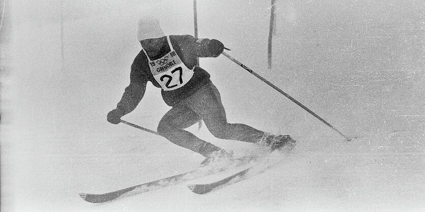 Schwarz-weiß-Bild eines Skifahrers