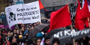 demonstration gegen polizeigesetz mit bannern