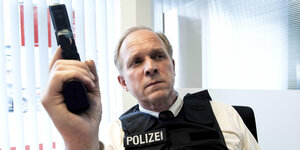 Tatort-Darsteller Ulrich Tukur mit Dienstwaffe