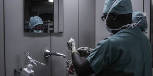 Ein Chirurg wäscht sich vor der OP die Hände