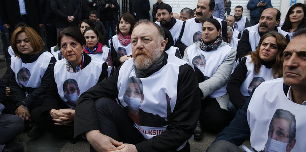 Führende HDP-Mitglieder protestieren sitzend und mit T-Shirts, die die hungerstreikende HDP-Abgeordnete Leyla Güven zeigen