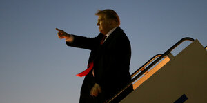 Trump steht auf der Gangway der Air Force one und zeigt mit dem Finge in die Ferne Trump steht auf der Gangway der Air Force one und zeigt mit dem Finge in die Ferne