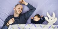 Ein Mann und ein Kind schlafen neben einem Kuscheltier