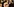 Eine Menschenmenge benutzt Virtual-Reality-Brillen