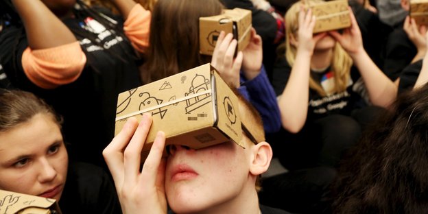 Eine Menschenmenge benutzt Virtual-Reality-Brillen