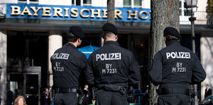 Polizisten stehen vor dem Hotel „Bayerischer Hof“ in München
