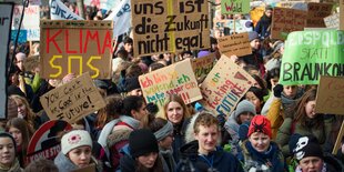 Schüler demonstrieren mit Plakaten gegen die Energiegewinnung aus Kohle