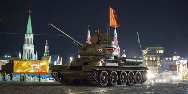 Historischer Panzer vom Typ T-34 bei einer Militärparade auf dem Roten Platz in Moskau am 4. Mai 2018