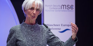 Christine Lagarde spricht und gestikuliert an einem Redepult.