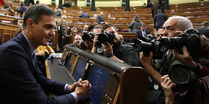 Spaniens Ministerpräsident Pedro Sánchez spricht in eine Kamera