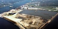 Die Luftaufnahme vom März 2002 zeigt die Baustelle Mühlenberger Loch in Hamburg, das schon teilweise zugeschüttet ist.