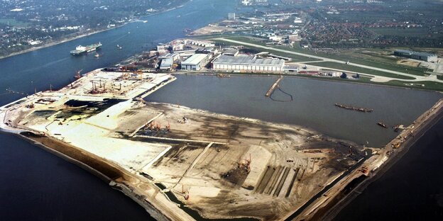 Die Luftaufnahme vom März 2002 zeigt die Baustelle Mühlenberger Loch in Hamburg, das schon teilweise zugeschüttet ist.