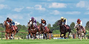 Pferde und Jockeys beim Rennen auf der Galopprennbahn in der Vahr.