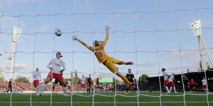 Champions League - Frauen - Finale: 1. FFC Frankfurt - Paris St. Germain am 14.05.2015 im Friedrich-Ludwig-Jahn-Sportpark in Berlin. Mandy Islacker (r) erzielt an Annike Krahn (l) und Katarzyna Kiedrzynek (M) vorbei den Siegtreffer zum 2:1